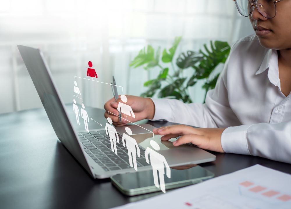 Profissional de RH analisando organograma digital que representa o turnover e a movimentação de colaboradores na empresa.