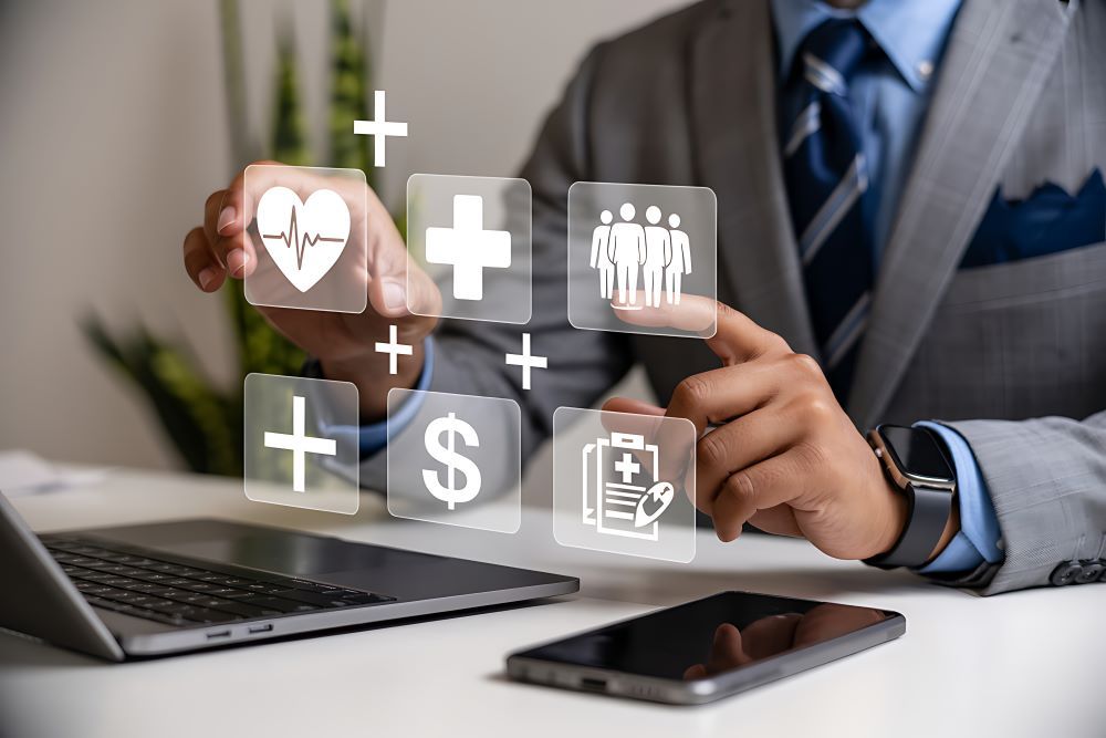 Executivo interagindo com ícones digitais de saúde, benefícios e pessoas, representando a gestão de sinistralidade no plano de saúde empresarial.