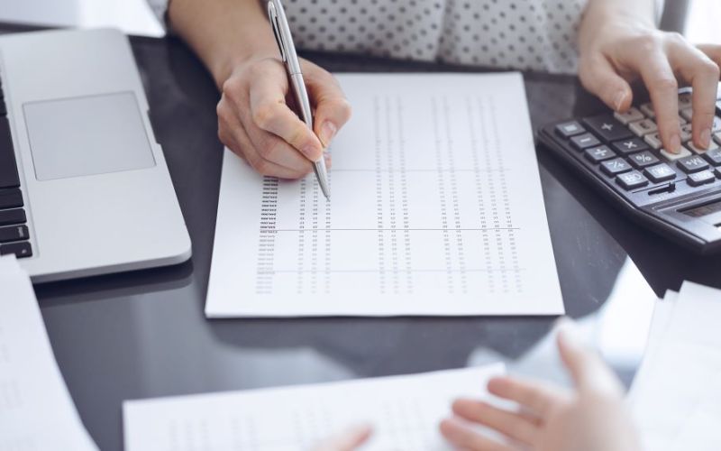 Abono pecuniário na folha: cálculo e encargos